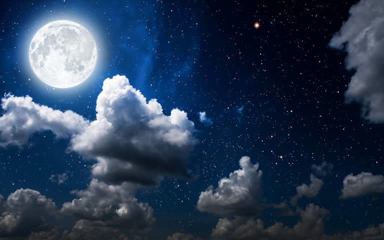 夜空中有一轮圆月和一些云彩