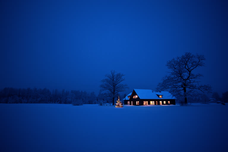 夜晚雪原中央有一栋房子