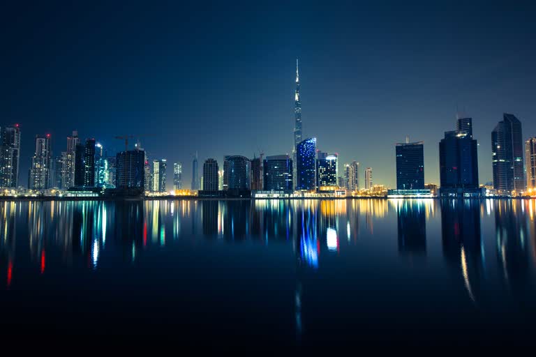 城市天际线的夜景,摩天大楼倒映在水中