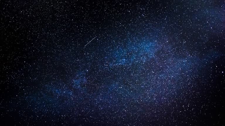 有一架飞机在夜间在天空中飞行